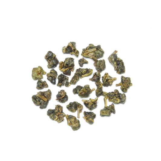 Lightly oxidized oolong tea, twice scented with freshly hand-harvested osmanthus flower buds from a 30-year-old tree, preserving delicate floral aroma and nutrients